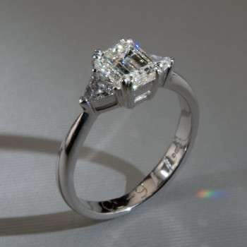 18ct W/G Emerald & Trilliant Cut Diamond 3/St Ring